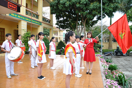 Cô giáo Lò Thị Bích Thủy hướng dẫn các em trong Đội Nghi thức của nhà trường tập nghi thức đội.